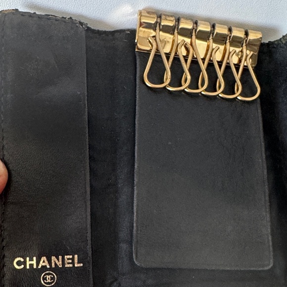 CHANEL CC Vintage Caviar Leather 6
Ring Key Case Authentic - Picture 5 of 9